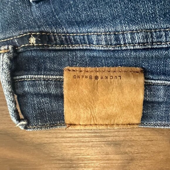 Lucky Brand Sweet n Straight Jeans Size 8  Inseam 31 Medium Wash - Picture 10 of 12